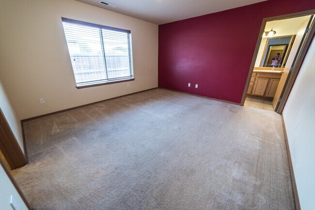 Building Photo - 4 Bedroom 2 Bath Home for Rent
