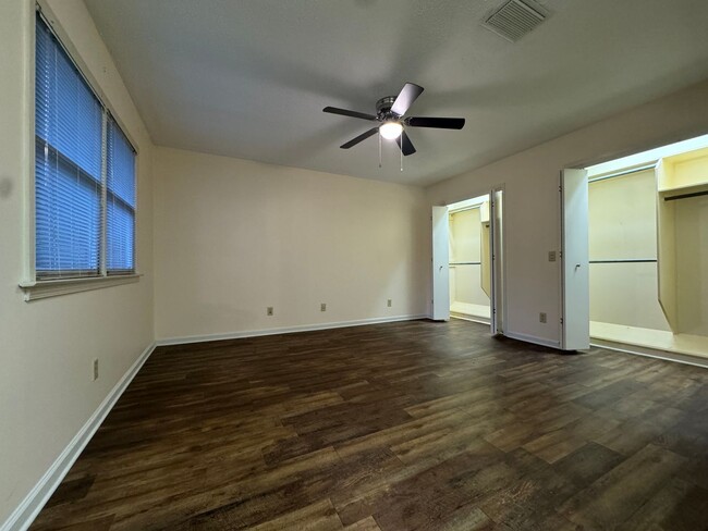 Building Photo - 702 Sandhurst Dr