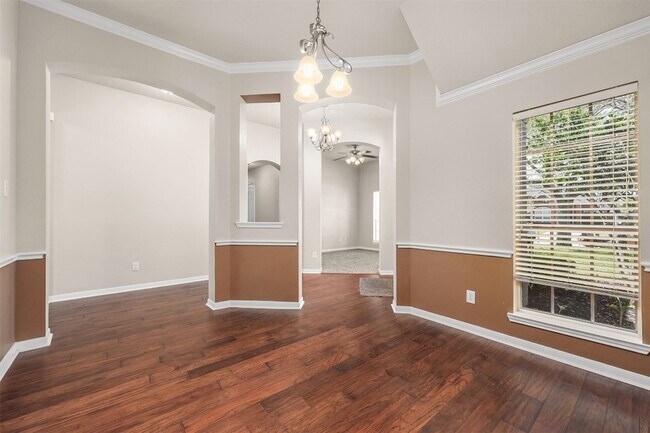 Building Photo - 3715 Crescent Dr