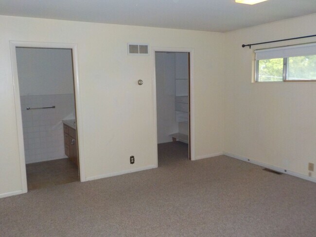 Bedroom - 101 S Bunker Hill Dr