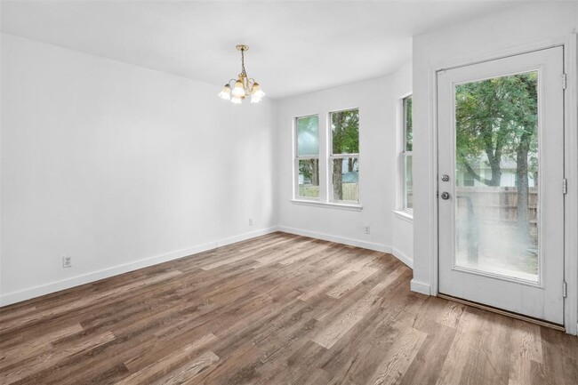 Building Photo - 176 Oak River Dr
