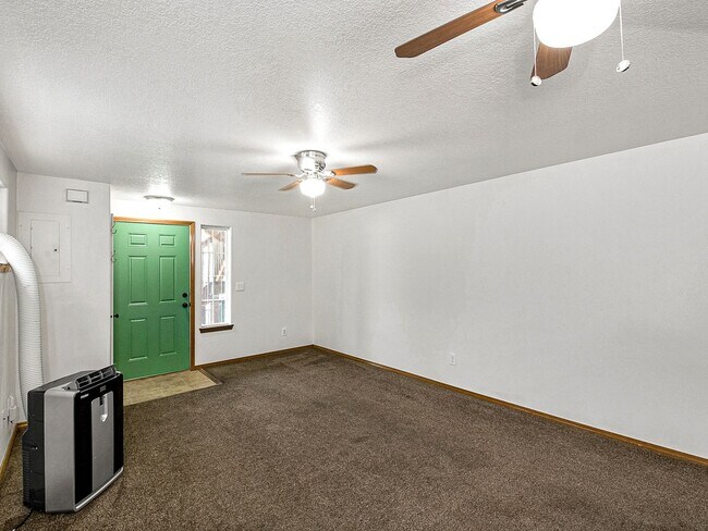 Building Photo - Cozy, lower level 2-bdrm/1-bath Hazelwood duplex. Portable AC, in-unit laundry, fenced side yard/...