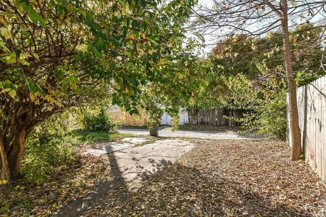 Building Photo - 802 N Denny St