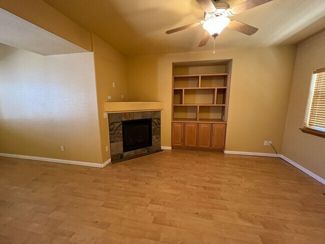 Building Photo - 3 bed 3.5 Bath with Bonus Studio Suite Above Detached Garage!