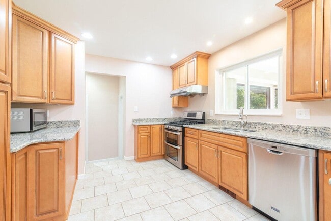 Building Photo - 3672 Middlebury Ln