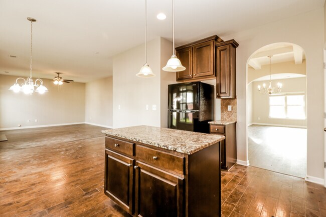 Building Photo - 2750 Huntcliffe Dr