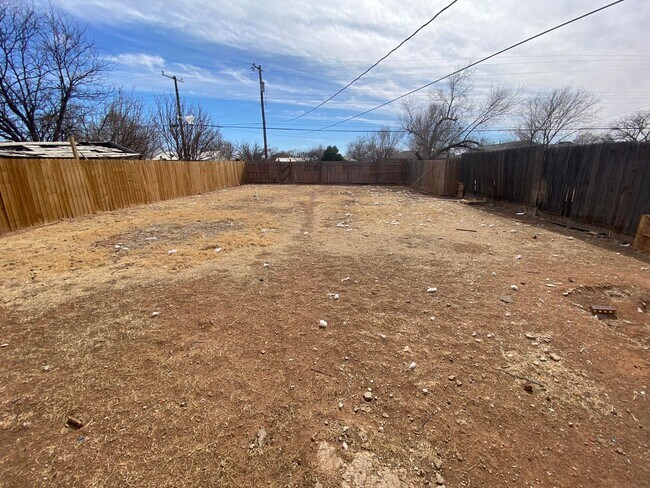 Building Photo - 2 Bed 1 Bath Now Available
