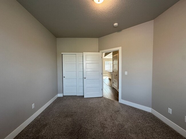 Building Photo - Centrally Located in Kennewick!