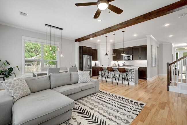 Building Photo - North Loop Area Gem!!!