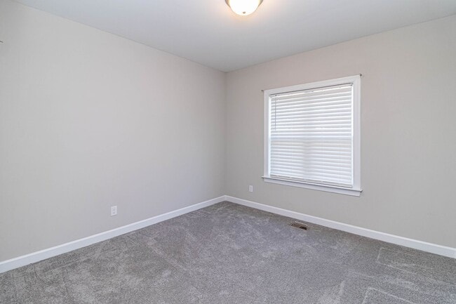 Building Photo - Immaculate 3 BR | 2 BA Ranch Home in Golds...