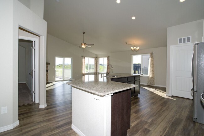 Building Photo - 5 Bed 3 Bath 3 Car Garage Rancher!!!