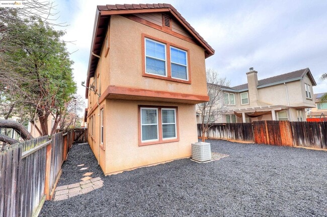 Building Photo - 220 Whispering Oaks Ct