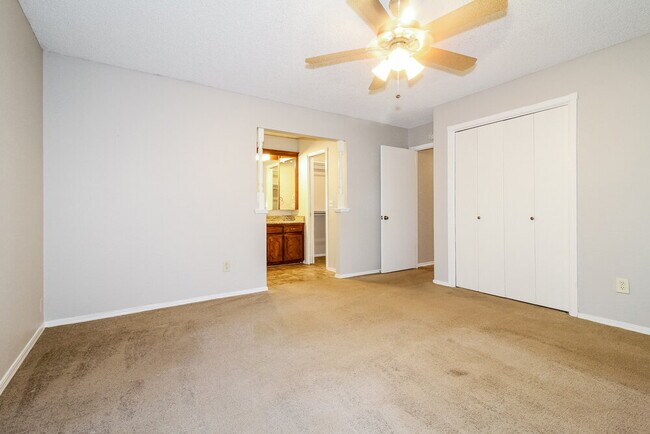 Building Photo - 10141 Alicia Dr