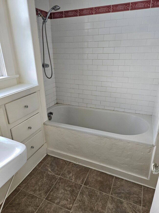 Building Photo - 606 F St