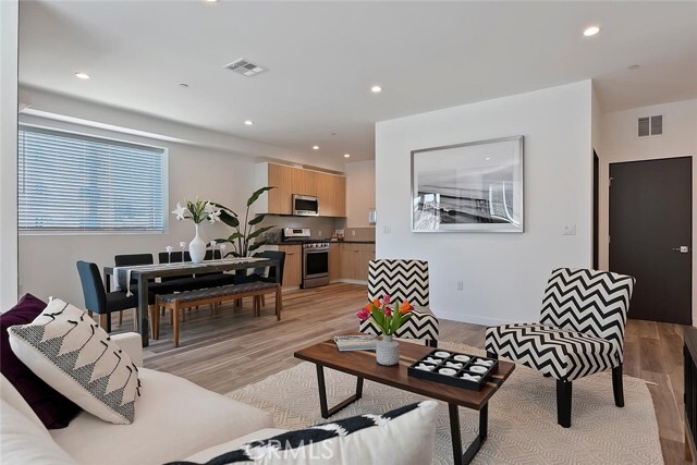 Building Photo - 13538 Vanowen St