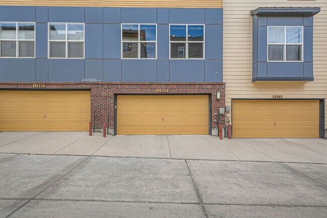 Building Photo - Modern 2 BDR Townhome in Broomfield