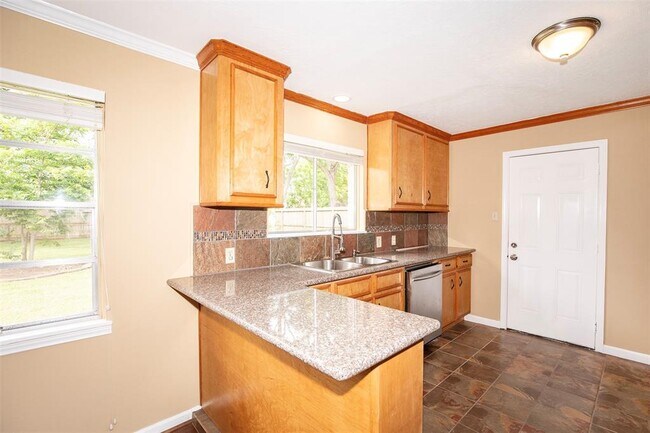 Building Photo - 2569 Cliff Dr