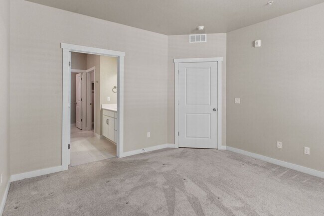 Building Photo - 2 Bedroom 2 Bathroom Ground Floor Townhome in Centerra