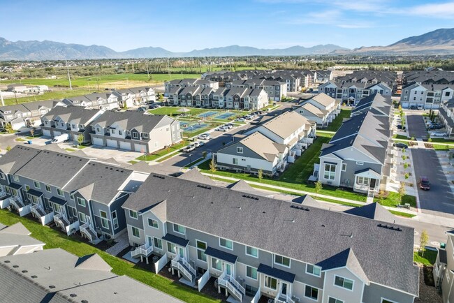 Building Photo - Pet Friendly 4-Bedroom End-Unit Townhome
