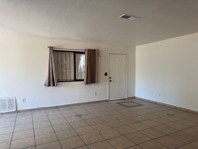 Building Photo - Two Bed, One Bath Triplex with a One Car G...