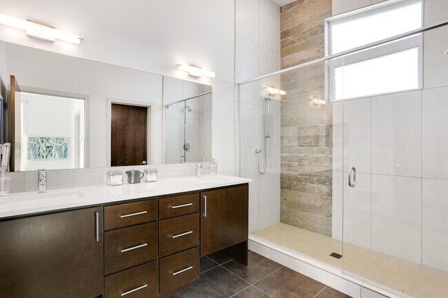 Building Photo - Lovely Ravenna 3bdrm/2.5 bath detached townhome  with 2 parking spaces.  - Available 8/1