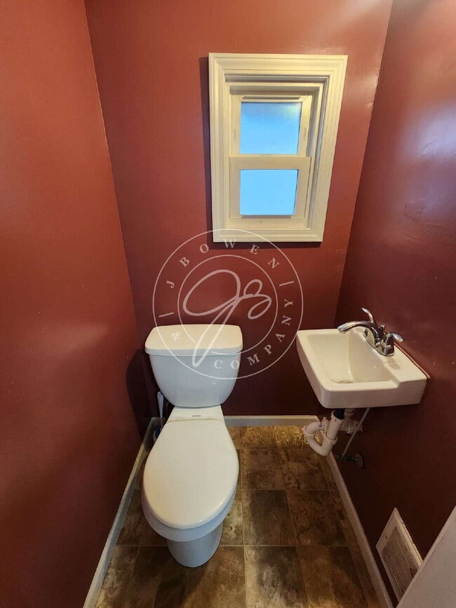 Building Photo - Charming 3–4 Bedroom West Toledo Home with Bonus Room & Garage