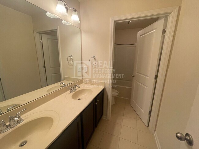 Building Photo - Breathtaking 4bd/3ba Deluxe home next to L...