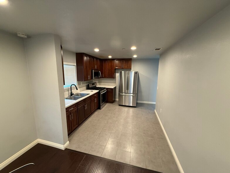Building Photo - 1493 W 47th St
