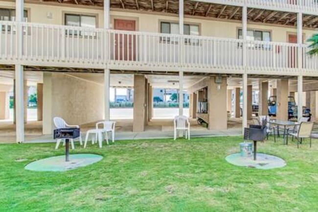 Building Photo - 924 W Beach Blvd