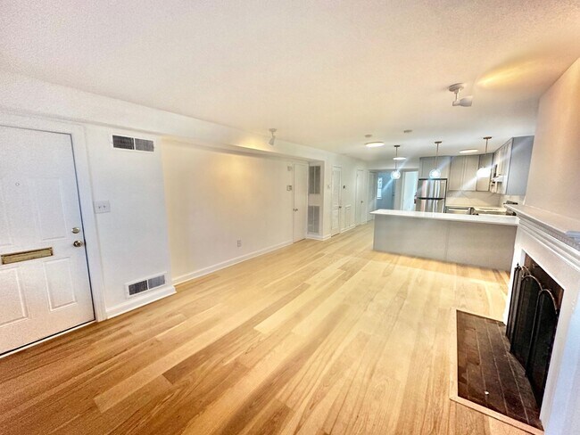 Building Photo - Captivating Capitol Hill Barracks Row Renovated 2 Bedroom Apt w/ Parking & Patio