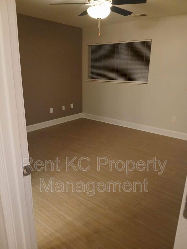 Building Photo - 530 W 10th St