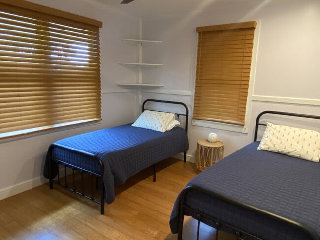 Building Photo - Available Now! 3/2 home in Beautiful Hawiing sure