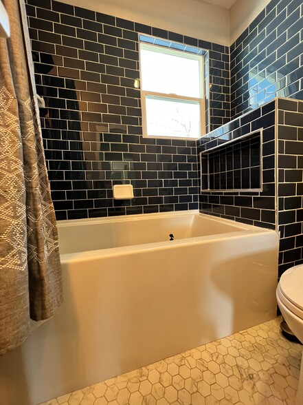 Building Photo - 1647 E Woodland Ave