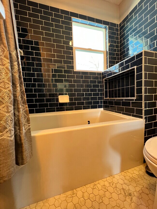 Building Photo - 1647 E Woodland Ave