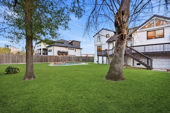 Building Photo - Beautiful Houston Home Featuring a Private Pool