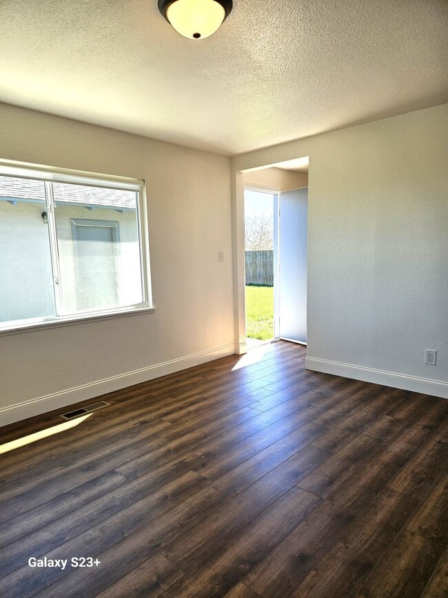 Building Photo - Newly Renovated Country Home