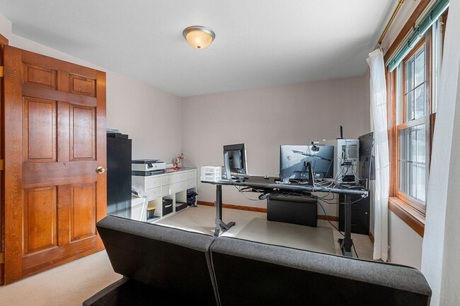 Building Photo - 5 BEDROOM 4.5 BATH PRIVATE BACKYARD