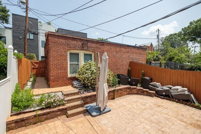 Building Photo - Beautiful Renovated 3 Bedroom 2.5 Bath off...