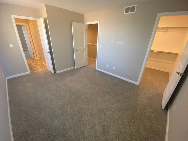 Building Photo - Spacious Englewood Home