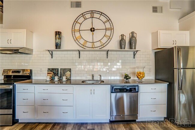 Building Photo - 450 St Louis St