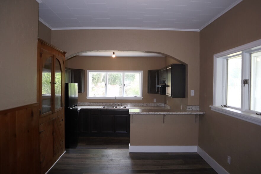 Building Photo - 606 2nd St