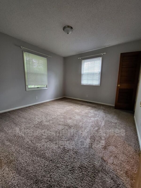 Building Photo - 3323 SW Arrowhead Rd