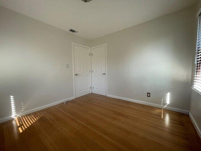 Building Photo - Cute Arden Park 2 Bedroom