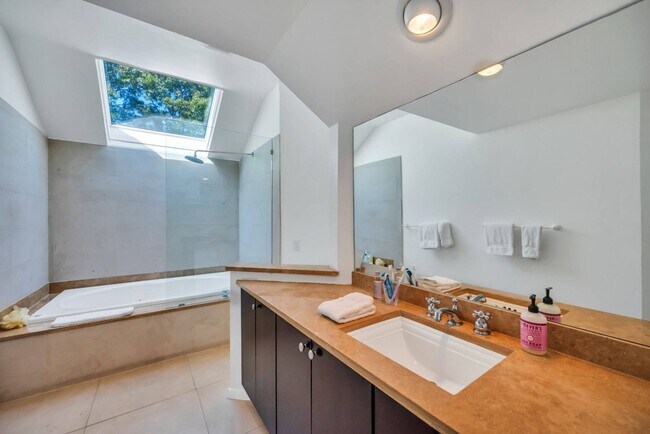 Building Photo - 3 Lynda Ln