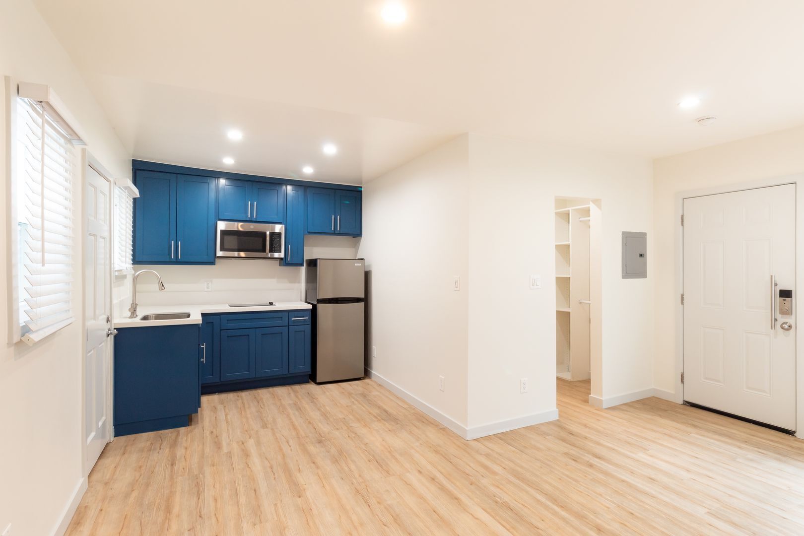 Building Photo - 1208 Daisy Ave