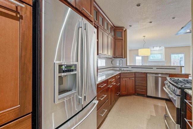 Building Photo - $500 move-in special! Unique 2-bdrm/2.5-bath duplex w/ A/C—Private patio, storage, garage w/ wash...