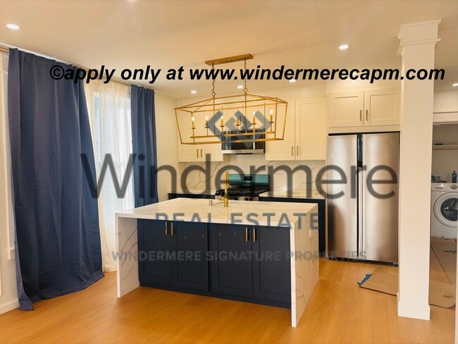 Building Photo - Beautifully Remodeled 2 Bed/2 Bath Duplex- in desirable location Downtown Sacramento!!