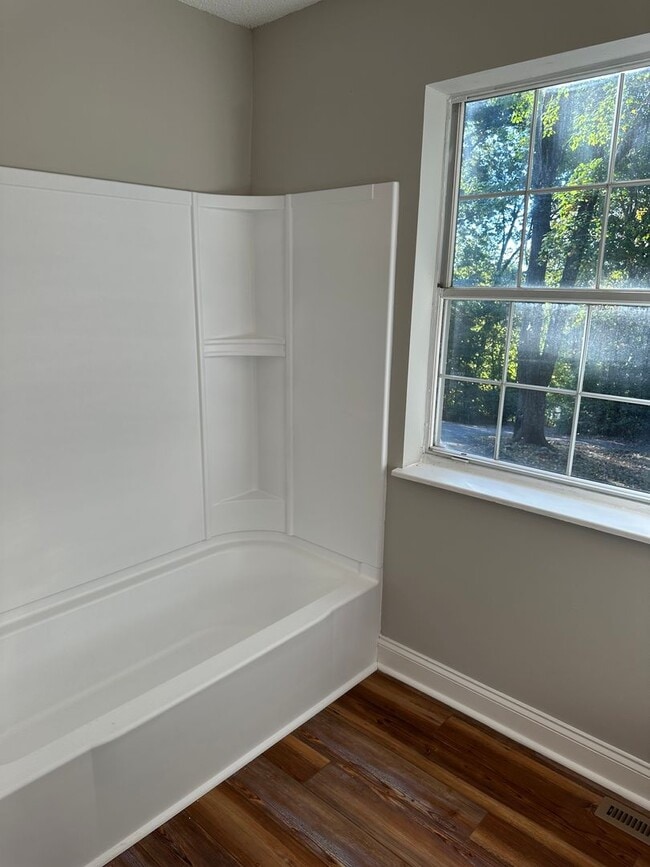 Building Photo - Recently Updated 4Bdrm/2bath home!