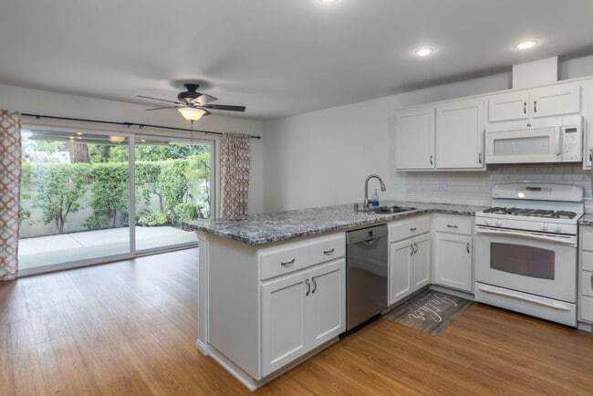 Building Photo - In the heart of Westlake Village this sing...