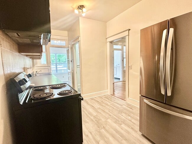 Building Photo - 4 Bed + 2 Bath - Pets Welcome! Parking!